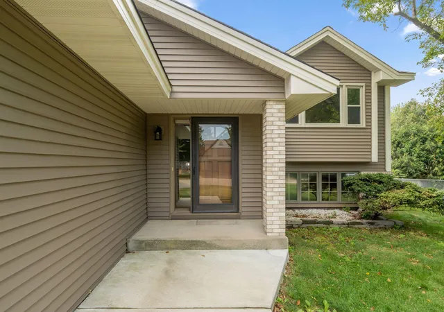 Photo 2 of Single family home for sale at 14806 Hallmark Dr, Saint Paul, MN 55124 | MLS# 7146220 | Listing updated on 2026-09-18