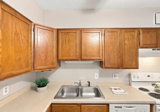 Listing Photo 4 - Condo for sale in building located at 7600 Golden Vly Rd, Golden Valley, MN 55427 - Unit #316