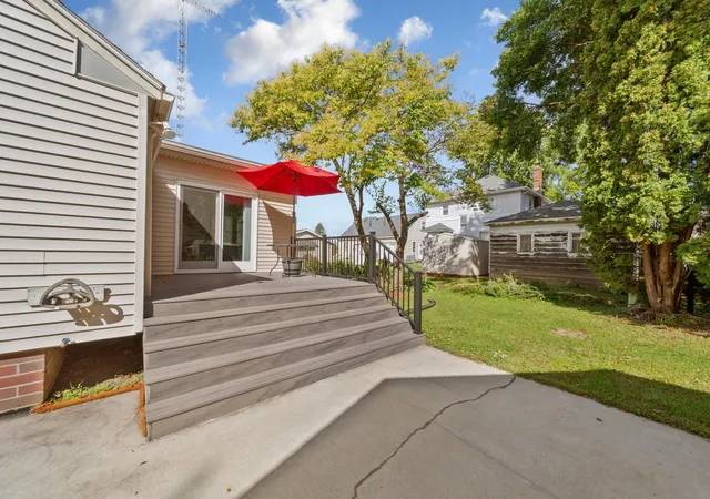 Photo 3 of Single family home for sale at 805 9th Avenue Ne, Waseca, MN 56093 | MLS# 7146266 | Listing updated on 2026-10-15