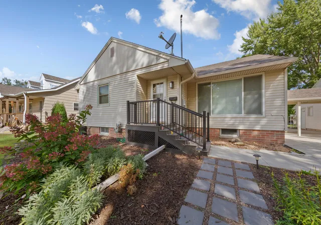 Photo 3 of Single family home for sale at 805 9th Avenue NE, Waseca, MN 56093 | MLS# 7146266 | Listing updated on 2026-09-19