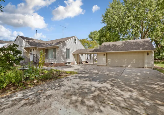 Photo 4 of Single family home for sale at 805 9th Avenue NE, Waseca, MN 56093 | MLS# 7146266 | Listing updated on 2026-09-19