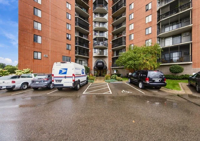 Photo 3 of Condo for sale at 6500 Woodlake Dr #210, Minneapolis, MN 55423 | MLS# 7146315 | Listing updated on 2026-09-18