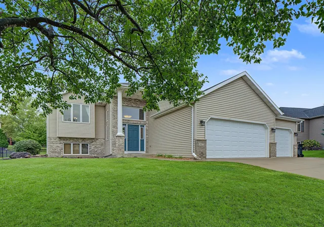 Photo 2 of Single family home for sale at 4427 Shetland Pl Nw, Rochester, MN 55901 | MLS# 7146352 | Listing updated on 2026-10-01