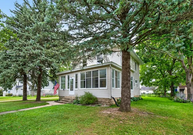 Photo 1 of Single family home for sale at 706 N Broadway Ave, Le Roy, MN 55951 | MLS# 7146356 | Listing updated on 2026-09-18