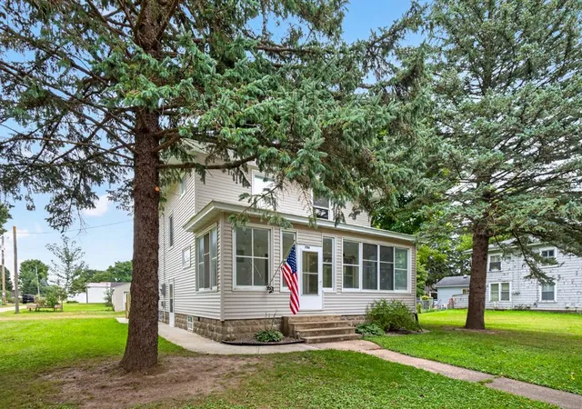 Photo 3 of Single family home for sale at 706 N Broadway Ave, Le Roy, MN 55951 | MLS# 7146356 | Listing updated on 2026-09-18