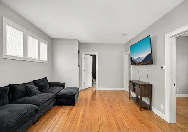 Photo 4 of House for sale at 16 W 33rd Street, Minneapolis, MN 55408 | MLS# 7146409 | Listing updated on 2026-09-24