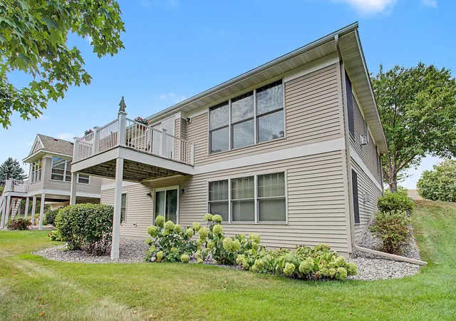 Photo 4 of Single family home for sale at 9753 Wedgewood Cir, Saint Paul, MN 55125 | MLS# 7146486 | Listing updated on 2026-09-19