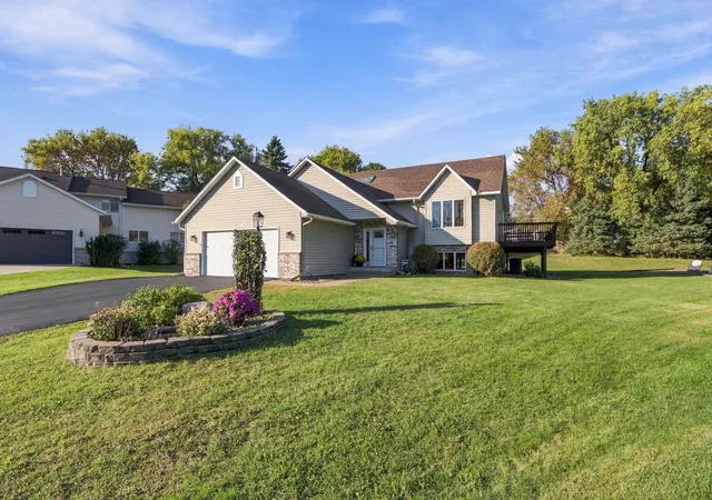 Photo 2 of Single family home for sale at 2330 Oak Glen Ct, Stillwater, MN 55082 | MLS# 7146574 | Listing updated on 2026-09-19
