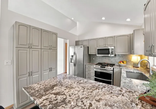 Photo 4 of Single family home for sale at 2330 Oak Glen Ct, Stillwater, MN 55082 | MLS# 7146574 | Listing updated on 2026-09-22