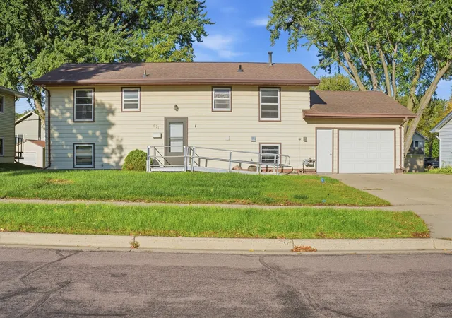 Photo 1 of Single family home for sale at 611 James Ave, Mankato, MN 56001 | MLS# 7146587 | Listing updated on 2026-09-25