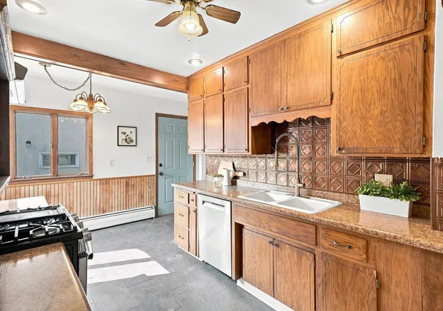 Photo 4 of Single family home for sale at 902 Hyacinth Ave E, Saint Paul, MN 55106 | MLS# 7146653 | Listing updated on 2026-10-07