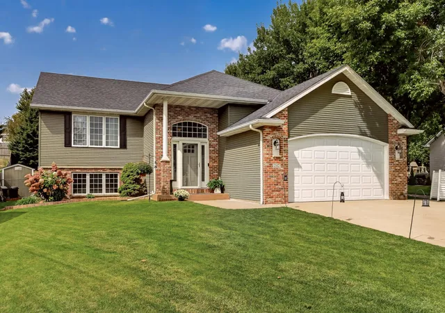 Photo 2 of Single family home for sale at 2502 Boulder Ridge Dr Nw, Rochester, MN 55901 | MLS# 7146663 | Listing updated on 2026-09-21