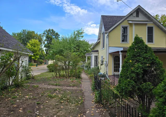 Photo 3 of Single family home for sale at 809 Oak St, Hudson, WI 54016 | MLS# 7146666 | Listing updated on 2026-09-22