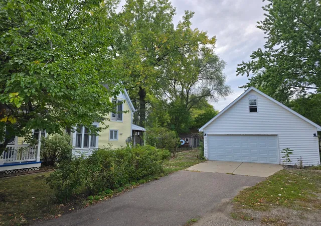 Photo 4 of Single family home for sale at 809 Oak St, Hudson, WI 54016 | MLS# 7146666 | Listing updated on 2026-09-22