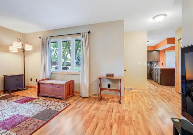 Photo 4 of Single family home for sale at 1065 Minnesota St S, Shakopee, MN 55379 | MLS# 7146670 | Listing updated on 2026-09-25
