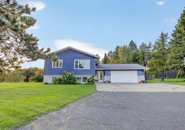 Photo 3 of Single family home for sale at 3875 Berg Rd, Hibbing, MN 55746 | MLS# 7146793 | Listing updated on 2026-10-08