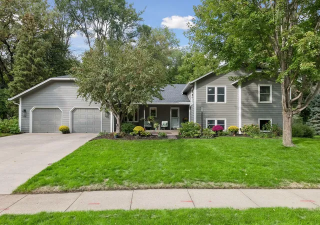 Photo 2 of Sale Pending at 7646 Carnelian Ln, Eden Prairie, MN 55346 | MLS# 7146876 | Listing updated on 2026-10-06