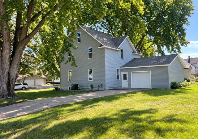 Photo 3 of Single family home for sale at 104 S Park Ave, Springfield, MN 56087 | MLS# 7146887 | Listing updated on 2026-09-20