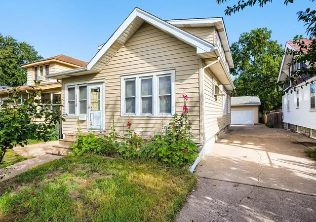 Photo 2 of Single family home for sale at 1119 Minnehaha Ave W, Saint Paul, MN 55104 | MLS# 7146949 | Listing updated on 2026-09-19