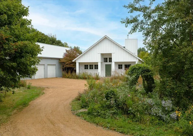 Photo 2 of Single family home for sale at 35294 382nd Street, Saint Peter, MN 56082 | MLS# 7147004 | Listing updated on 2026-10-22