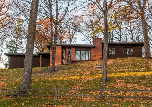 Photo 1 of Single family home for sale at 5811 Hobe Ln, Saint Paul, MN 55110 | MLS# 7147036 | Listing updated on 2026-10-09