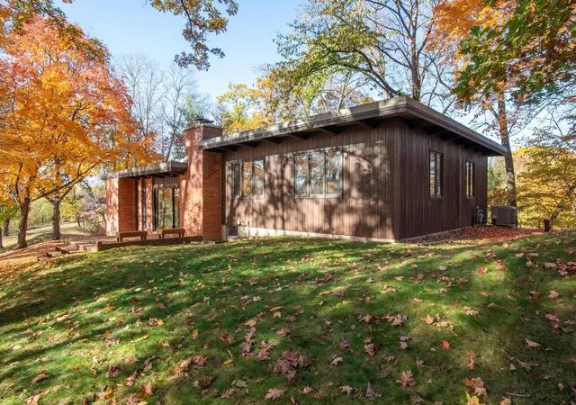 Photo 4 of Single family home for sale at 5811 Hobe Ln, Saint Paul, MN 55110 | MLS# 7147036 | Listing updated on 2026-10-09