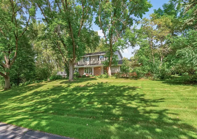 Photo 3 of Sale Pending at 12 Tamarisk Rd, Saint Paul, MN 55110 | MLS# 7147081 | Listing updated on 2026-10-07