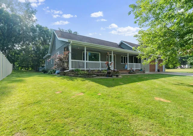 Photo 2 of Single family home for sale at 901 Geneva Dr, Alexandria, MN 56308 | MLS# 7147104 | Listing updated on 2026-09-21