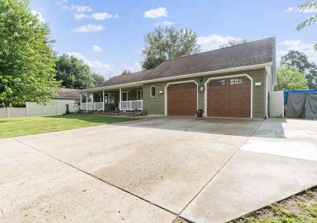 Photo 3 of Single family home for sale at 901 Geneva Dr, Alexandria, MN 56308 | MLS# 7147104 | Listing updated on 2026-09-21