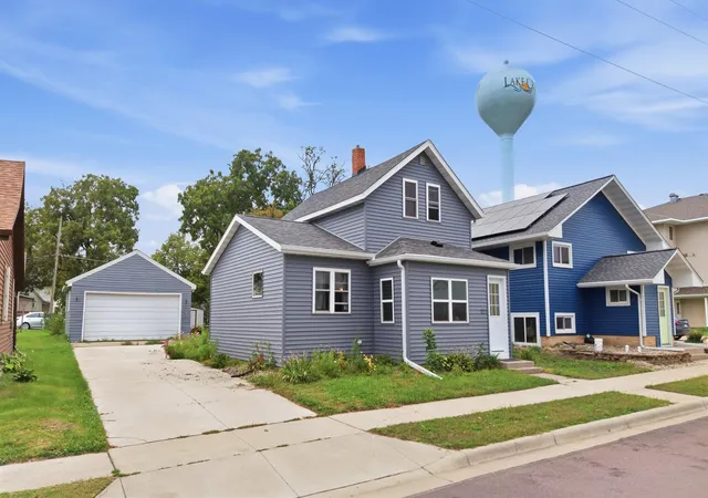 Photo 1 of Single family home for sale at 221 S Lincoln St, Lake Crystal, MN 56055 | MLS# 7147158 | Listing updated on 2026-09-27