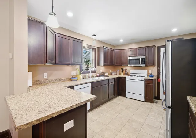Photo 3 of Single family home for sale at 221 S Lincoln St, Lake Crystal, MN 56055 | MLS# 7147158 | Listing updated on 2026-09-27