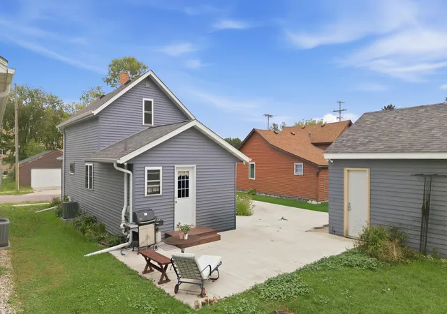 Photo 3 of Single family home for sale at 221 S Lincoln St, Lake Crystal, MN 56055 | MLS# 7147158 | Listing updated on 2026-09-27