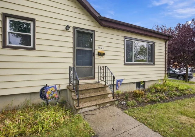 Photo 3 of Single family home for sale at 1621 12th Avenue S, Fargo, ND 58103 | MLS# 7147161 | Listing updated on 2026-09-20