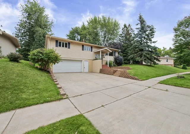 Photo 1 of Single family home for sale at 407 Mesabi Dr, Hibbing, MN 55746 | MLS# 7147280 | Listing updated on 2026-09-20