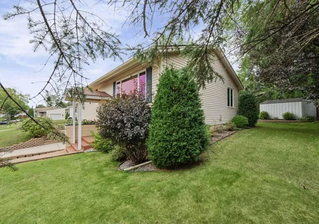 Photo 3 of Single family home for sale at 407 Mesabi Dr, Hibbing, MN 55746 | MLS# 7147280 | Listing updated on 2026-09-20