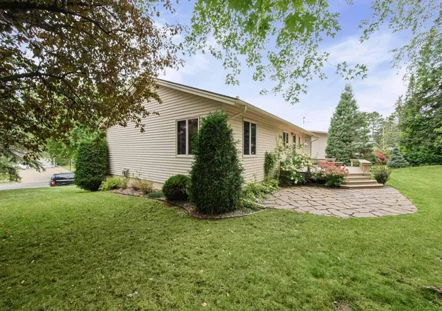 Photo 3 of Single family home for sale at 407 Mesabi Dr, Hibbing, MN 55746 | MLS# 7147280 | Listing updated on 2026-09-20