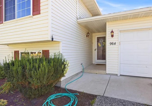 Photo 3 of Single family home for sale at 964 7th Avenue Nw, Hutchinson, MN 55350 | MLS# 7147434 | Listing updated on 2026-09-21