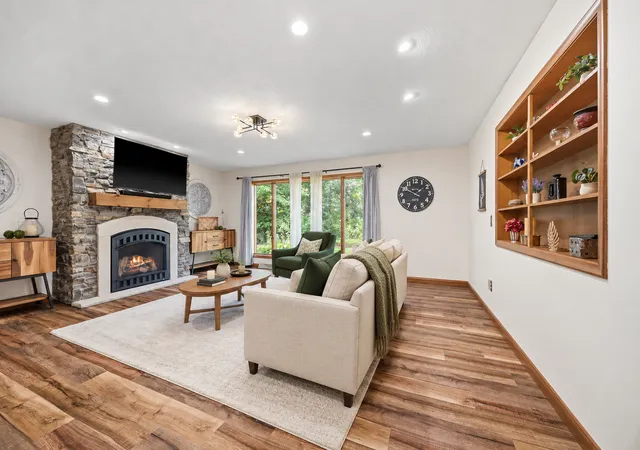 Photo 1 of Single family home for sale at 1275 Rolling Oaks Ln NW, Hutchinson, MN 55350 | MLS# 7147480 | Listing updated on 2026-10-12