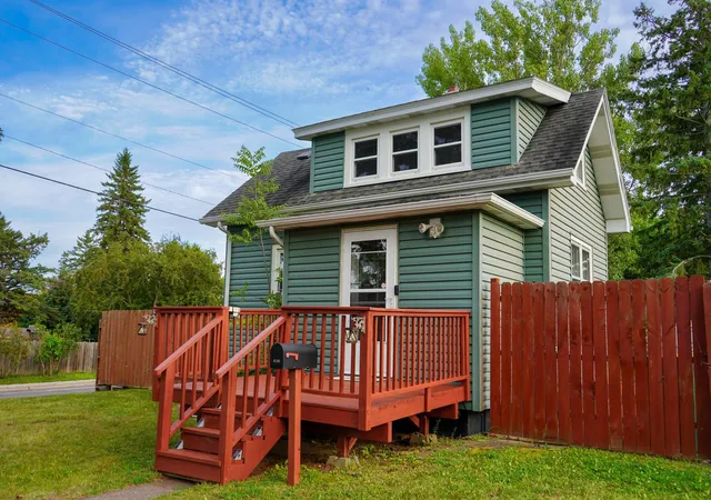Single family home for sale at 5132 Juniata St, Duluth, MN 55804 | MLS# 7147493
