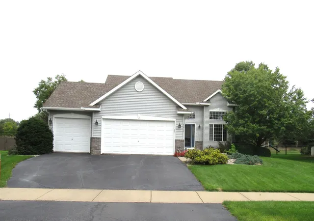 Photo 2 of Single family home for sale at 7059 Sussex Ln, Shakopee, MN 55379 | MLS# 7147529 | Listing updated on 2026-09-30