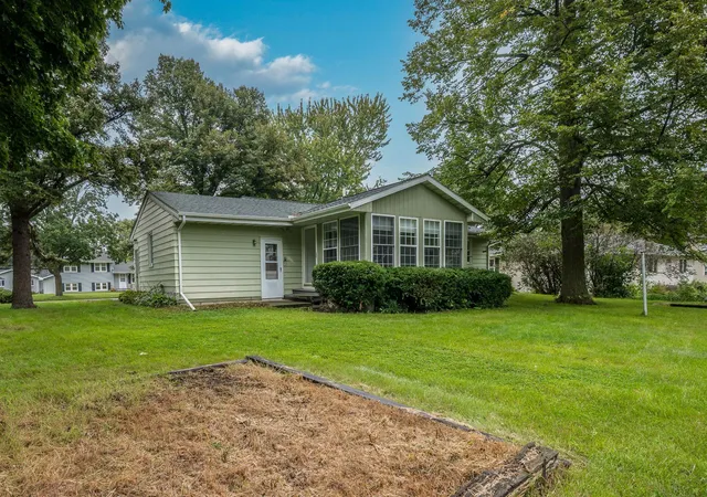 Photo 3 of Single family home for sale at 1023 Day St, Fairmont, MN 56031 | MLS# 7147554 | Listing updated on 2026-09-22