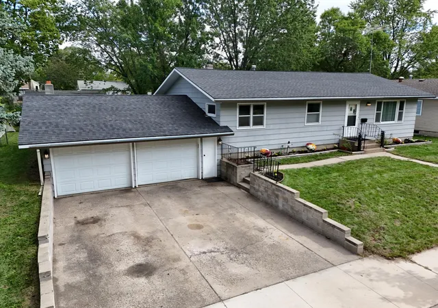 Photo 1 of Single family home for sale at 424 24th Avenue N, Saint Cloud, MN 56303 | MLS# 7147581 | Listing updated on 2026-10-06