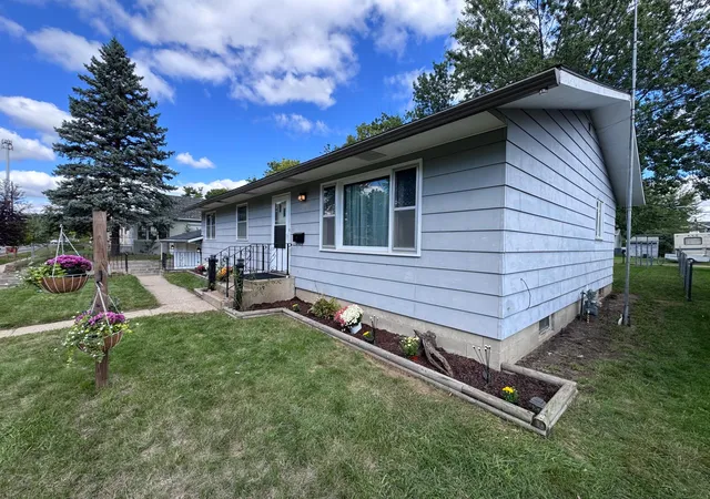 Photo 3 of Single family home for sale at 424 24th Avenue N, Saint Cloud, MN 56303 | MLS# 7147581 | Listing updated on 2026-10-06