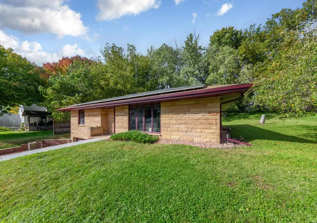 Photo 3 of Single family home for sale at 905 4th Avenue SE, Waseca, MN 56093 | MLS# 7147620 | Listing updated on 2026-10-21
