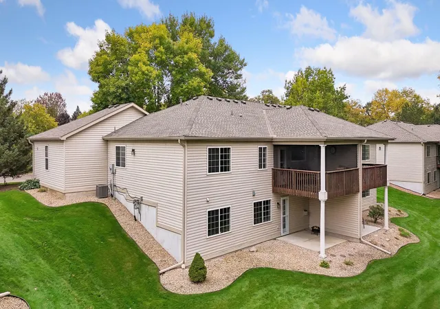 Photo 2 of Single family home for sale at 980 Carriage Ln, Chaska, MN 55318 | MLS# 7147626 | Listing updated on 2026-10-06