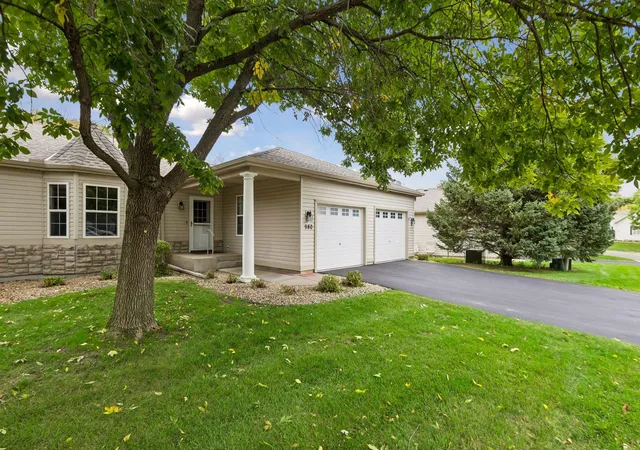 Photo 4 of Single family home for sale at 980 Carriage Ln, Chaska, MN 55318 | MLS# 7147626 | Listing updated on 2026-10-06