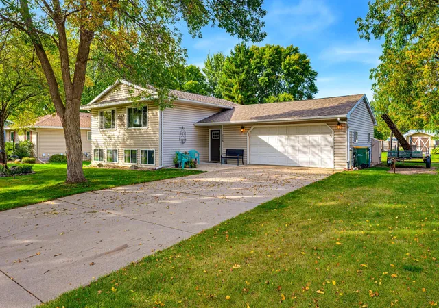 Photo 2 of Single family home for sale at 115 E Nelson St, Litchfield, MN 55355 | MLS# 7147693 | Listing updated on 2026-10-14
