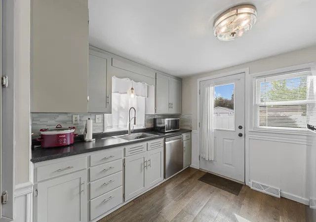 Photo 2 of Single family home for sale at 401 Belle Ave, Mankato, MN 56001 | MLS# 7147731 | Listing updated on 2026-09-29