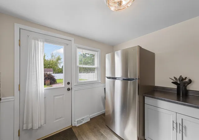Photo 3 of Single family home for sale at 401 Belle Ave, Mankato, MN 56001 | MLS# 7147731 | Listing updated on 2026-09-29