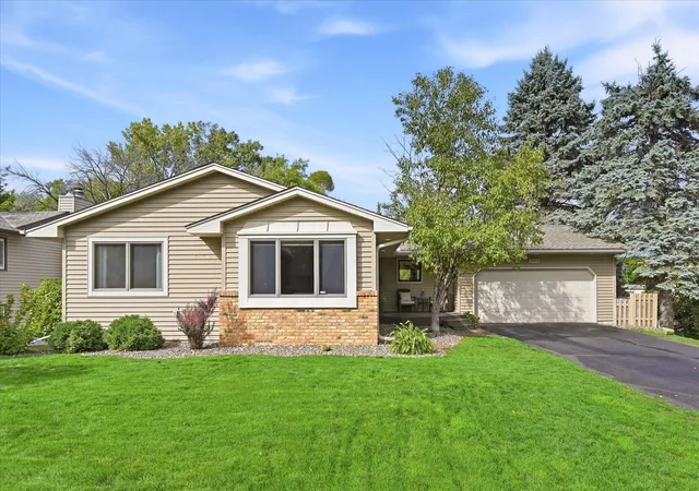 Photo 1 of Sale Pending at 2523 Oak Ct, Saint Paul, MN 55110 | MLS# 7147757 | Listing updated on 2026-10-05